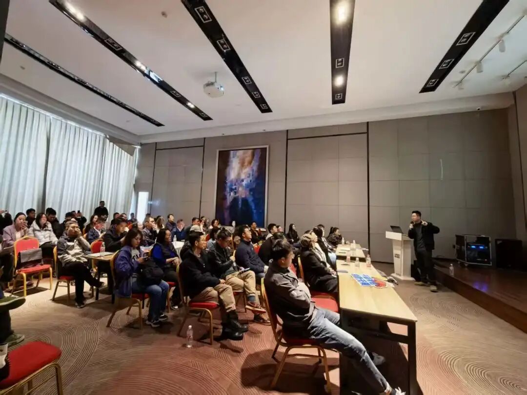 你好鸭 #112|从乐高积木到AI超级个体:一个连续创业者的七年"迭代史"